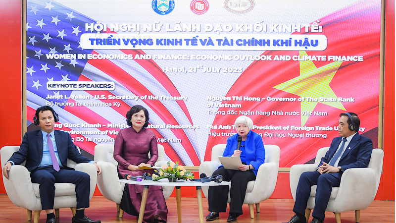 Các diễn giả thảo luận tại Hội nghị