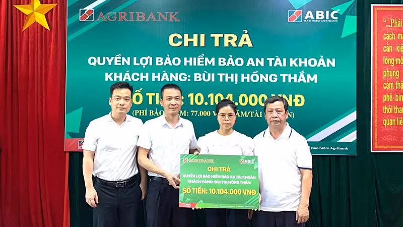 Tại một buổi lễ chi trả quyền lợi bảo hiểm Bảo an tài khoản cho khách hàng.