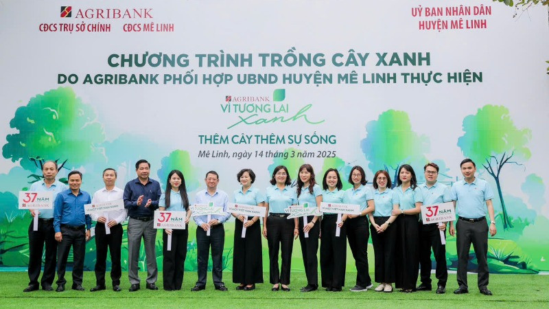 Các đại biểu tham dự sự kiện chụp ảnh lưu niệm.