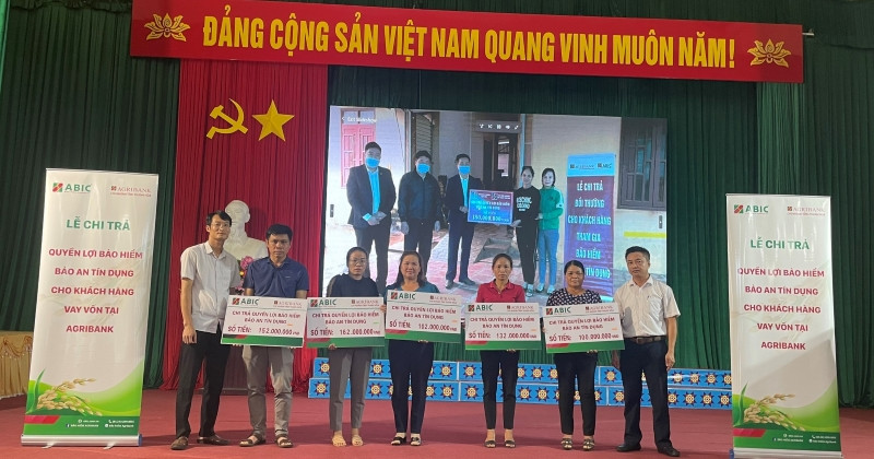 Phối hợp chi trả quyền lợi Bảo hiểm Bảo an Tín dụng cho 05 khách hàng với tổng số tiền 648 triệu đồng.