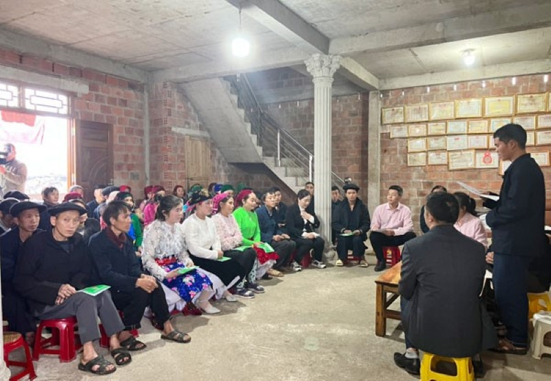 Đảng viên Vừ Mí Cáy - Tổ trưởng Tổ tiết kiệm và vay vốn thôn Há Ía tổ chức buổi sinh hoạt định kỳ, cùng bà con chia sẻ những kinh nghiệm về sản xuất, chăn nuôi.