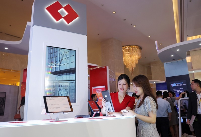 Khách hàng trải nghiệm dịch vụ số trên ứng dụng Techcombank Mobile.
