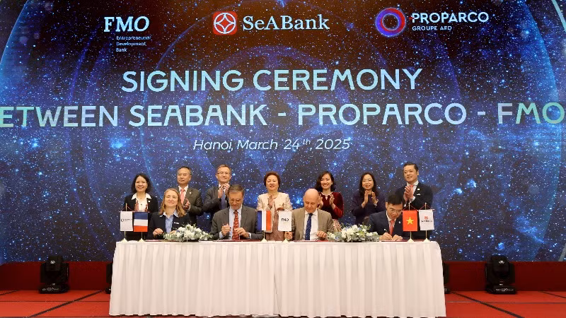 Quang cảnh lễ ký kết. 