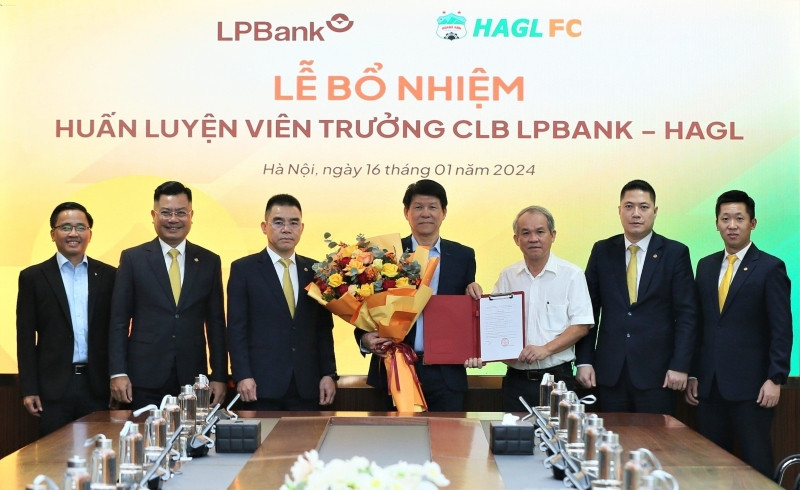Ông Vũ Tiến Thành chính thức được trao bổ nhiệm làm huấn luyện viên trưởng câu lạc bộ Bóng đá LPBank Hoàng Anh Gia Lai. 
