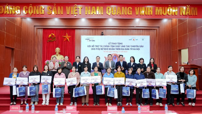 Trao tặng gói hỗ trợ tài chính tại Hà Nội. 