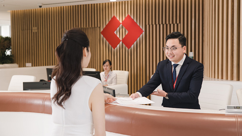 Khách hàng giao dịch tại chi nhánh Techcombank.