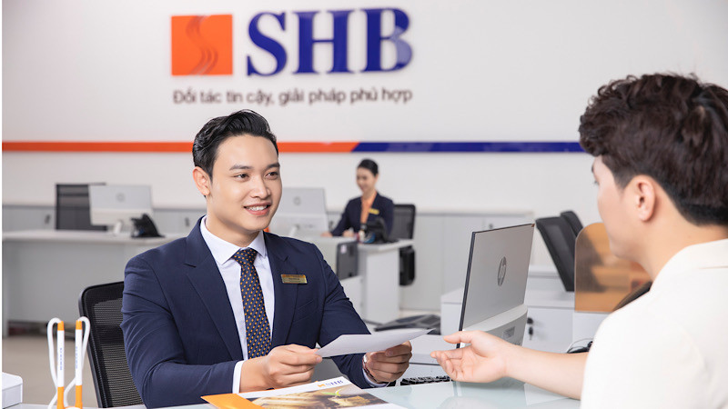 Khách hàng giao dịch tại chi nhánh Ngân hàng SHB.