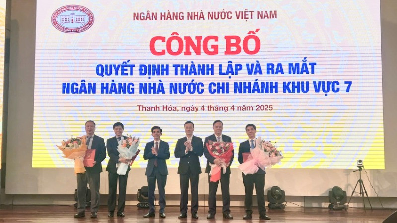 Phó Thống đốc Ngân hàng Nhà nước Phạm Quang Dũng trao quyết định cho Ban lãnh đạo Ngân hàng Nhà nước Khu vực 7.