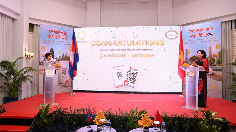 Hai Thống đốc nhấn nút khai trương liên thông thanh toán bán lẻ Việt Nam-Campuchia sử dụng mã QR.