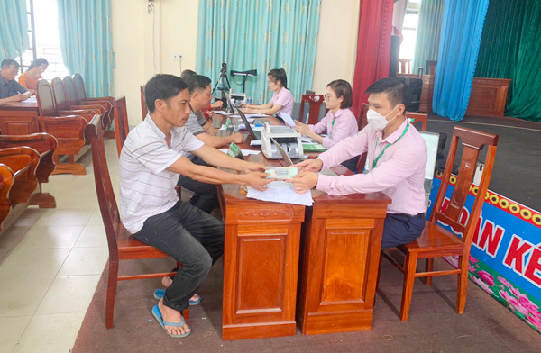 Giải ngân cho các hộ vay vốn chương trình học sinh, sinh viên tại Điểm giao dịch xã Sơn Trường, huyện Hương Sơn (Hà Tĩnh).