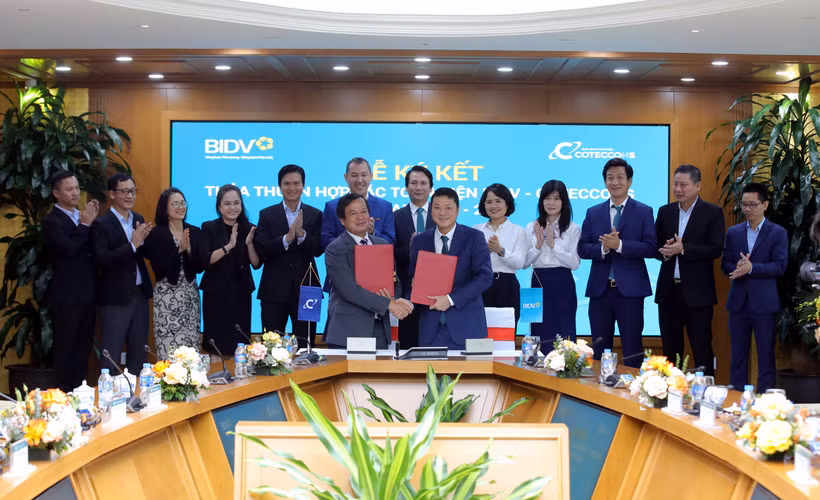 Đại diện lãnh đạo hai đơn vị ký kết thỏa thuận hợp tác toàn diện giai đoạn 2023-2027.