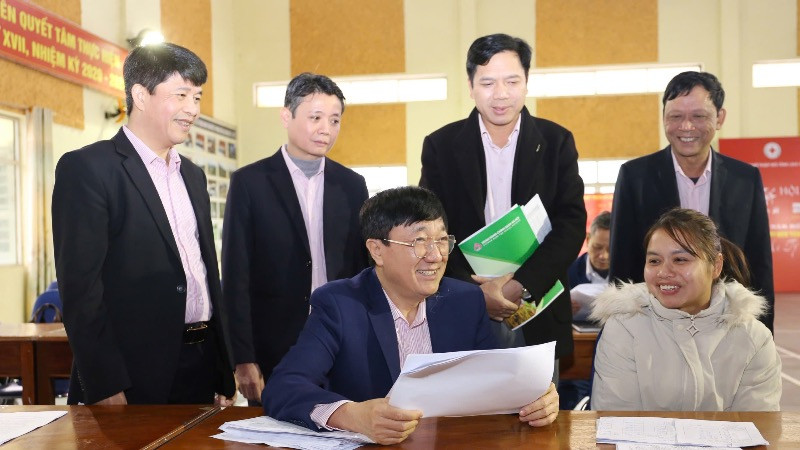 Tổng Giám đốc Dương Quyết Thắng trao đổi với Tổ trưởng Tổ tiết kiệm và vay vốn tại phiên giao dịch định kỳ hàng tháng của Ngân hàng Chính sách xã hội tại xã Phong Niên, huyện Bảo Thắng, tỉnh Lào Cai. 