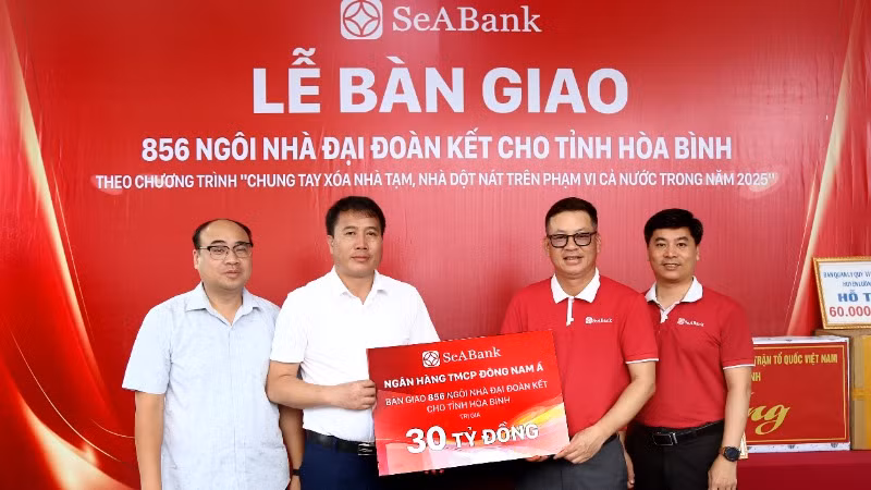 SeABank bàn giao nhà cho tỉnh Hòa Bình.