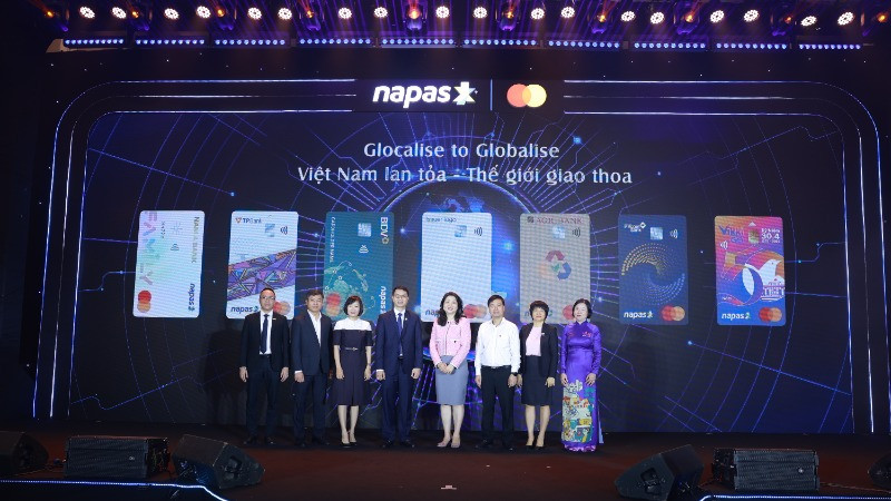 Lãnh đạo NAPAS, Mastercard và đại diện 6 ngân hàng phát hành Thẻ đồng thương hiệu NAPAS Mastercard.