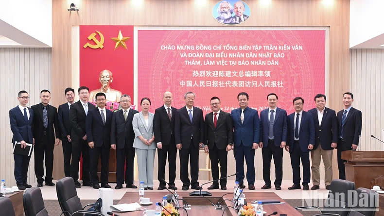 Đoàn Nhân Dân nhật báo đến thăm và làm việc tại trụ sở Báo Nhân Dân vào tháng 3/2025. (Ảnh: BÙI GIANG)