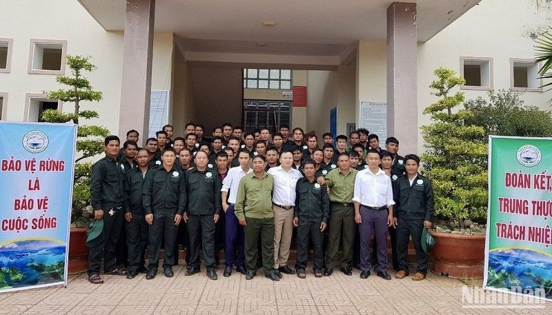 Tổ nhận khoán bảo vệ rừng thường xuyên được Ban quản lý Vườn quốc gia Tà Đùng tập huấn về công tác bảo vệ rừng và các quy định liên quan của Luật Lâm nghiệp.