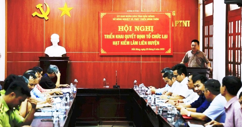 Sở Nông nghiệp và Phát triển Nông thôn tỉnh Đắk Nông tổ chức công bố Quyết định của Ủy ban nhân dân tỉnh Đắk Nông về tổ chức lại hạt kiểm lâm liên huyện.