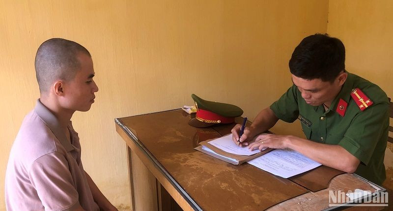 Đối tượng Ngô Trường Thịnh tại Cơ quan Cảnh sát điều tra Công an huyện Cư Jút, tỉnh Đắk Nông.