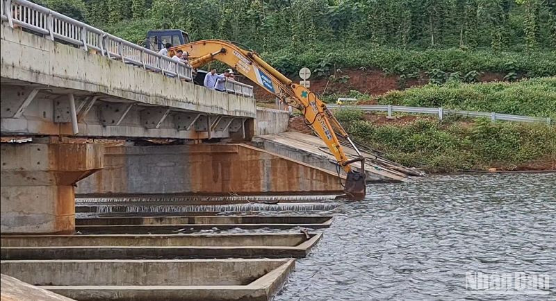 Cắt để hạ thấp độ cao 2/5 ngưỡng tràn xả lũ Hồ chứa nước Đắk N’Ting, nhằm giảm mực nước đang tích trong hồ. Đây là một phương án ứng phó khẩn cấp để đảm bảo đảm an toàn trước nguy cơ cao vỡ thân đập.