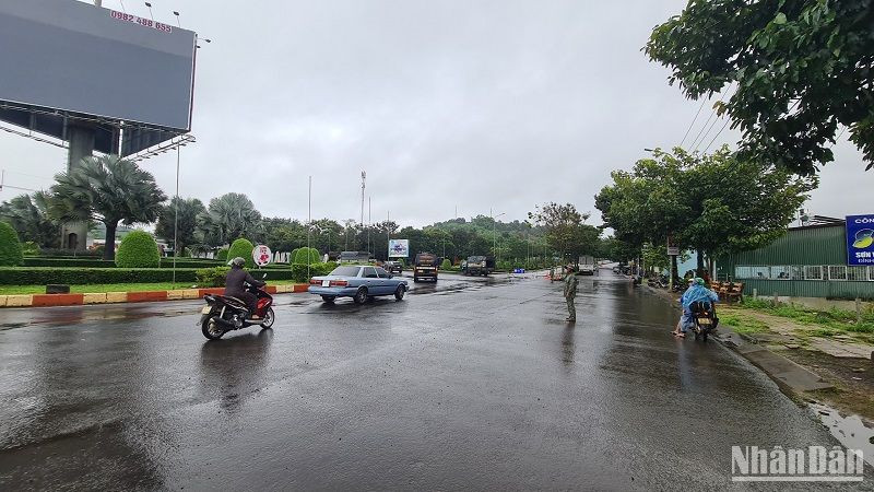 Đắk Nông tổ chức lực lượng trực, phân luồng giao thông, chống ùn tắc, bảo đảm an toàn cho người, phương tiện và tài sản của nhân dân khi đi qua khu vực sụt lún ở TP Gia Nghĩa.