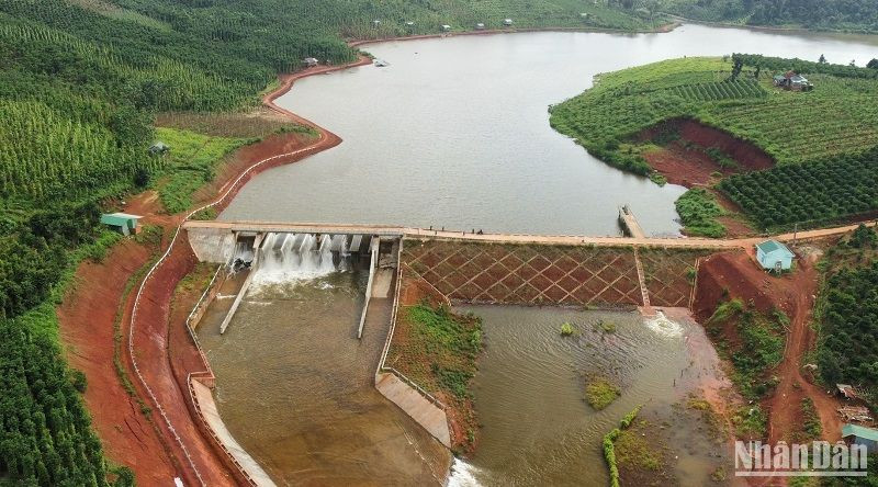 Hồ chứa nước Đắk N’Ting hiện đang xảy ra sự cố có nguy cơ cao vỡ đập, làm ảnh hưởng đến đời sống và tài sản của hàng chục hộ dân vùng hạ lưu.