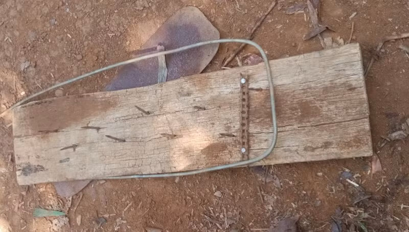 Bàn chông do các đối tượng phá rừng dùng để "bẫy" lực lượng bảo vệ rừng tại Đắk Nông.