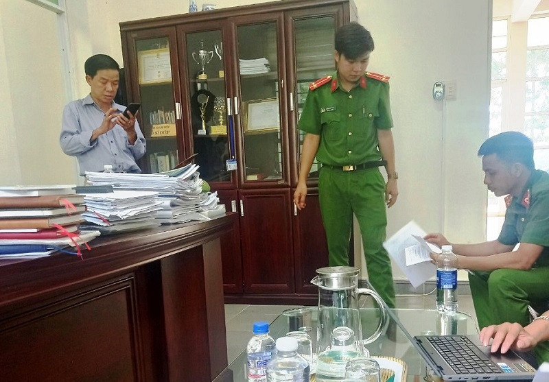 Công an tỉnh Đắk Nông tiến hành khám xét nơi làm việc của Hồ Sỹ Điệp tại Ban Quản lý các dự án đầu tư xây dựng tỉnh Đắk Nông.