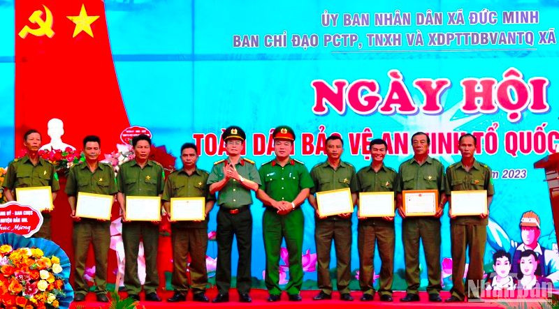 Tặng Kỷ niệm chương và khen thưởng tập thể, cá nhân xuất sắc trong phong trào toàn dân bảo vệ an ninh Tổ quốc.