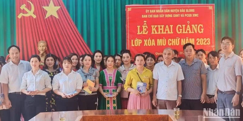 Khai giảng 21 lớp xóa mù chữ cho 530 học viên là người dân tộc thiểu số huyện Đắk Glong, tỉnh Đắk Nông.