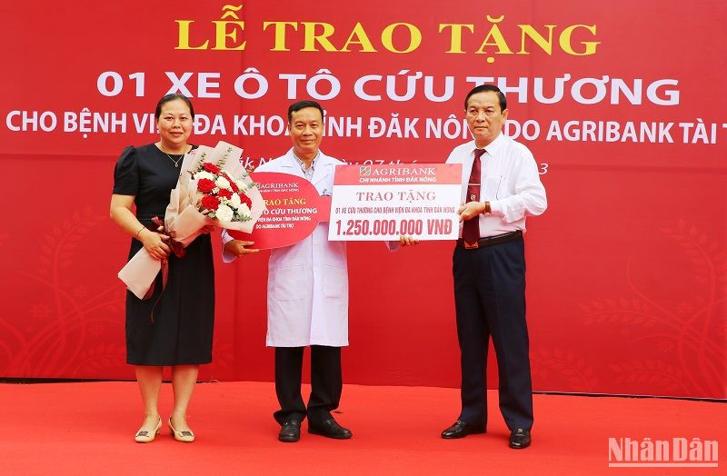 Bệnh viện đa khoa tỉnh Đắk Nông tiếp nhận xe cứu thương do Ngân hàng Nông nghiệp và Phát triển nông thôn, chi nhánh Đắk Nông trao tặng.