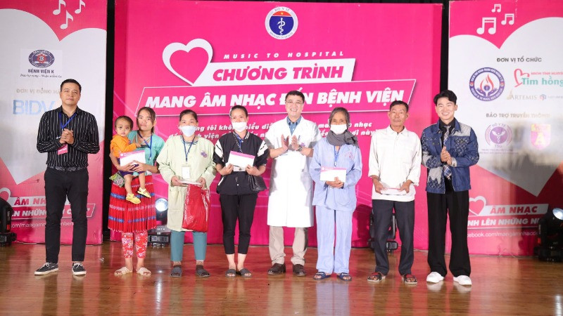 Ban tổ chức trao quà cho 5 bệnh nhân có hoàn cảnh đặc biệt khó khăn đang điều trị tại Bệnh viện K.