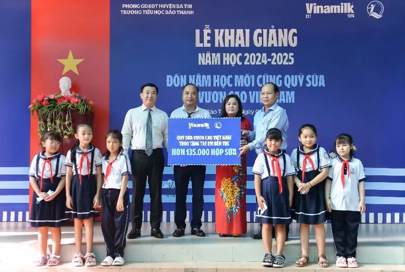 Đại diện Vinamilk & Quỹ bảo trợ trẻ em Việt Nam (bên trái) trao bảng tượng trưng phần hỗ trợ hơn 135.000 hộp sữa cho đại diện Sở Lao động thương binh & xã hội tỉnh Bến Tre nhân ngày khai giảng 5/9.
