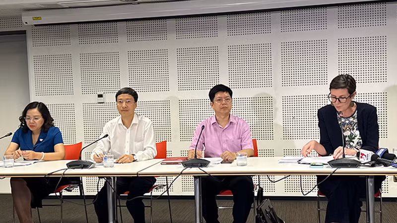 Đại diện Tổ chức Y tế thế giới tại Việt Nam và các chuyên gia Bộ Y tế trao đổi với các cơ quan báo chí.