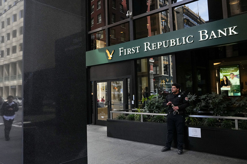 Nhân viên bảo vệ đứng trước cửa một chi nhánh của Ngân hàng First Republic ở San Francisco, California, Hoa Kỳ. (Ảnh: REUTERS)