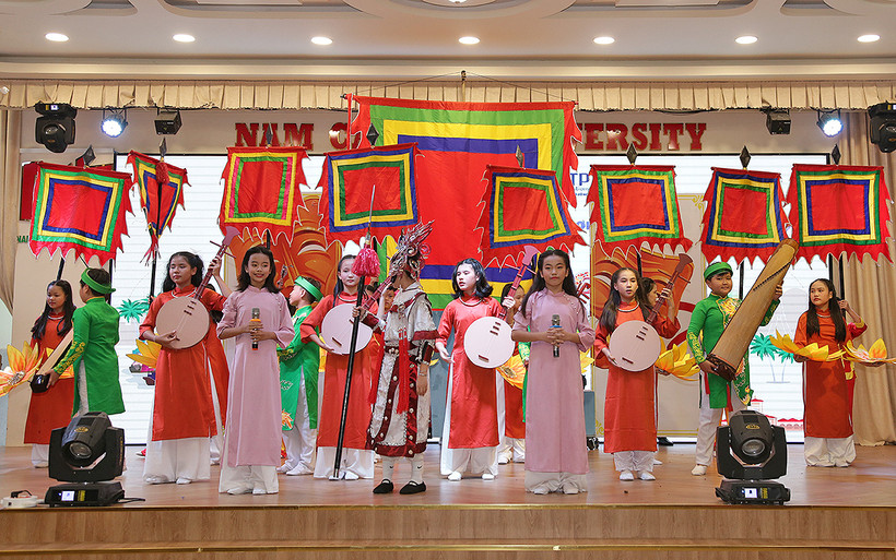 Các đội thi tranh tài tại bán kết khu vực các tỉnh đồng bằng sông Tiền và đồng bằng sông Hậu.