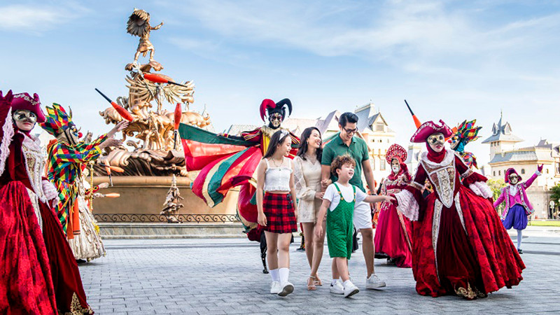 Không khí Carnival rực rỡ sắc màu tại các điểm đến của VinWonders.