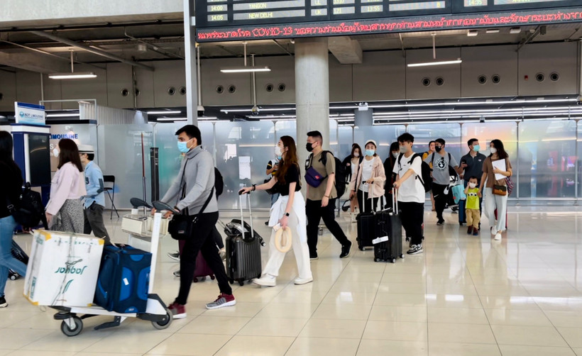 Du khách quốc tế tại sân bay Suvarnabhumi ở tỉnh Samut Prakan, Thái Lan. (Ảnh: Tuấn Anh)