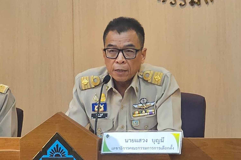 Ông Sawaeng Boonmee thông báo về sự tán thành của EC đối với tất cả 500 nghị sĩ đắc cử. (Ảnh: Bangkok Post)