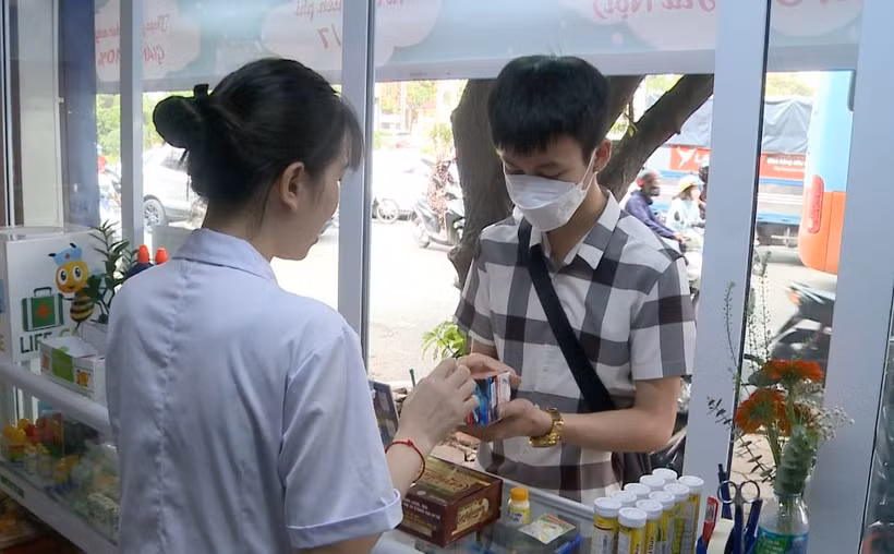 Nhân viên một cửa hàng thuốc tư vấn về thực phẩm chức năng cho người mua. (Ảnh: Thúy Quỳnh)