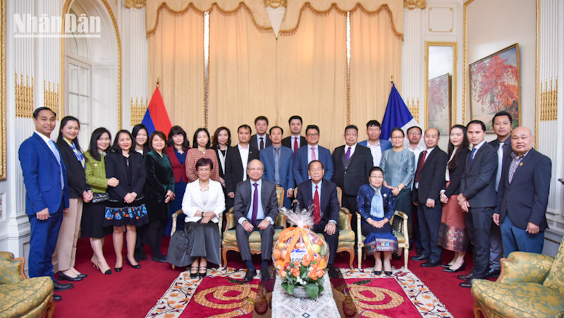 Không khí ấm áp và thân mật tại buổi gặp gỡ chúc mừng Tết Bunpimay giữa Đại sứ quán Việt Nam và Lào tại Pháp. (Ảnh: KHẢI HOÀN)