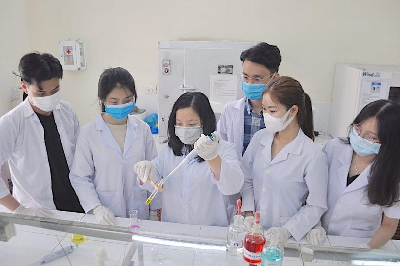 Sinh viên Khoa Hóa, Trường Đại học Bách Khoa Đà Nẵng trong giờ thực hành.