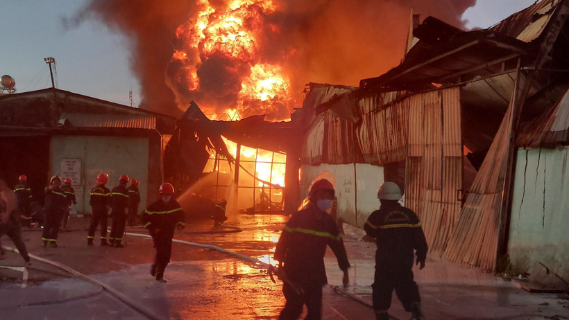 Ngọn lửa bốc cháy ngùn ngụt vào rạng sáng nay 25/7.