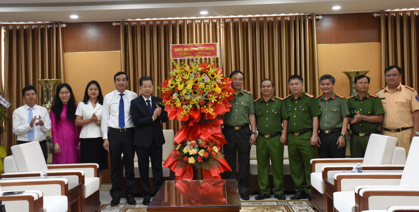 Bí thư Thành ủy Đà Nẵng Nguyễn Văn Quảng thăm, chúc mừng Công an Đà Nẵng nhân ngày truyền thống Cảnh sát nhân dân 20/7. 