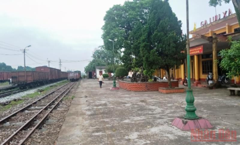 Ga Lưu Xá thưa vắng tàu qua lại.