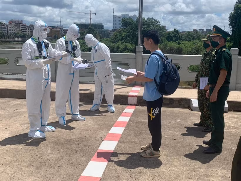 Công an thành phố Móng Cái bàn giao 2 đối tượng truy nã người Trung Quốc cho Cục Công an thành phố Đông Hưng, Trung Quốc.
