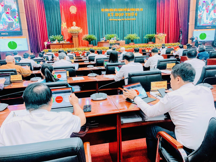 Kỳ họp thứ 6 Hội đồng nhân dân thành phố Hải Phòng khóa XVI bàn và thông qua Đề án dành hơn 6.718 tỷ đồng để chi thu nhập bình quân tăng thêm cho cán bộ, công chức, viên chức thuộc thành phố quản lý.