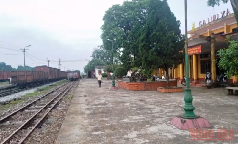 Ga Lưu Xá thưa vắng tàu qua lại.