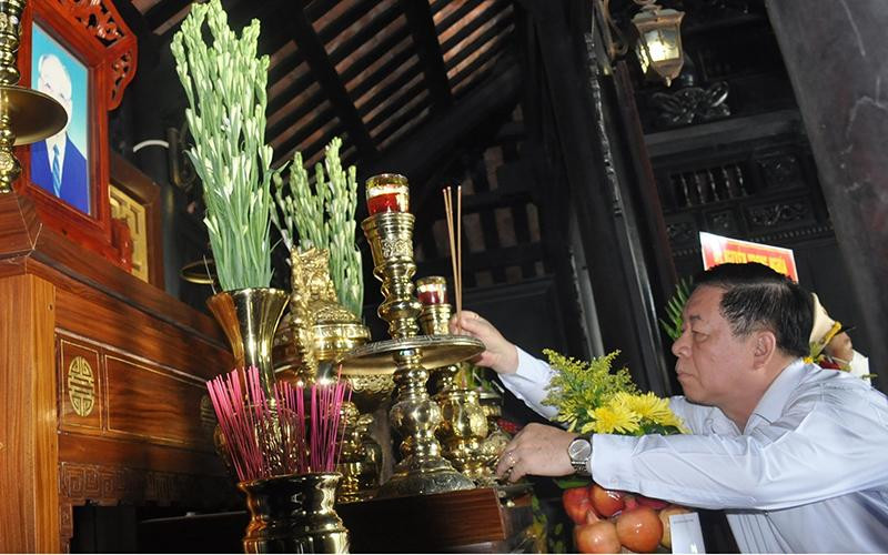 Đồng chí Nguyễn Trọng Nghĩa dâng hương tưởng nhớ đồng chí Võ Chí Công.