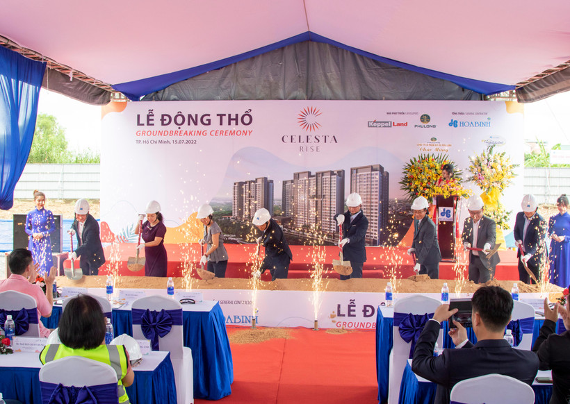 Các đại biểu thực hiện nghi lễ khởi công dự án.
