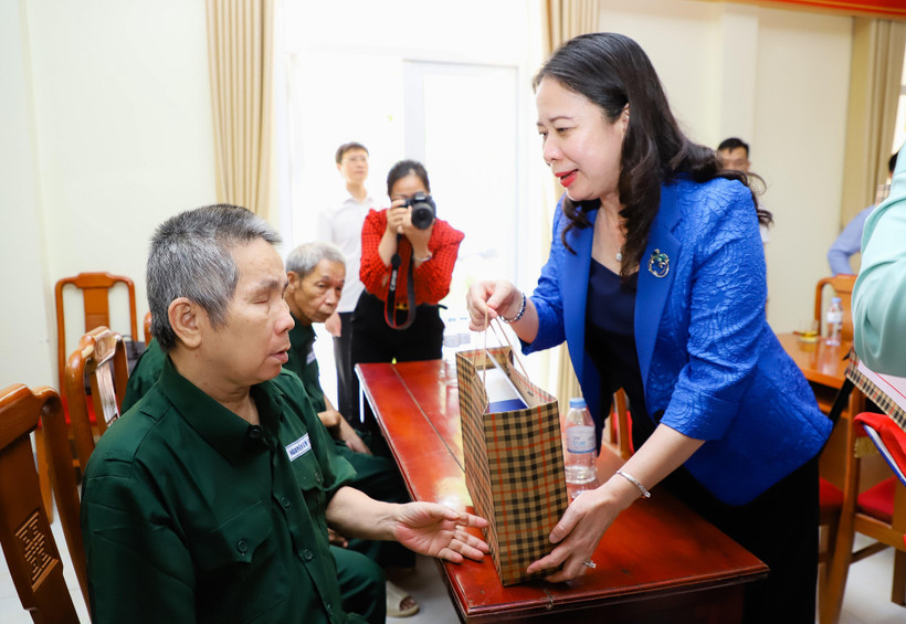 Phó Chủ tịch nước Võ Thị Ánh Xuân thăm hỏi, động viên các thương, bệnh binh đang được chăm sóc tại Trung tâm điều dưỡng thương binh Nghệ An. (Ảnh: Phạm Bằng).